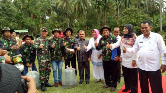 DKP PROV SUMBAR SERAHKAN PAKET BANTUAN BENIH IKAN NILA DI NAGARI KOTO DALAM PADANG PARIAMAN