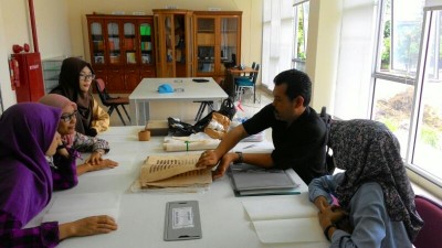 Praktek Konservasi Naskah yang diikuti Mahasiswa FIB Universitas Andalas Padang