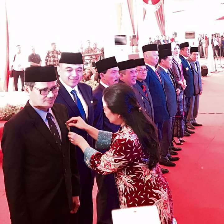 Gubernur Irwan Prayitno Terima Tanda Kehormatan Satyalancana Pembangunan