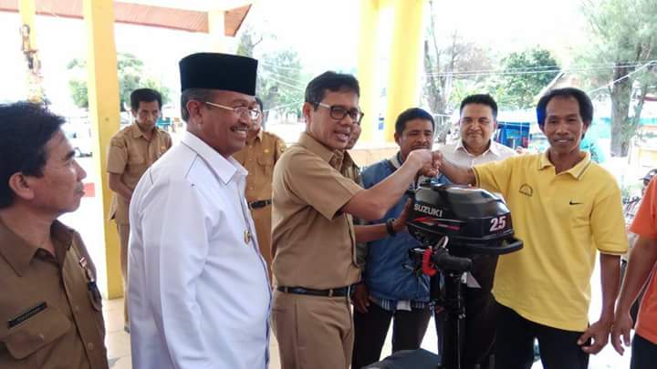 Gubernur Serahkan Bantuan Alat Tangkap Bagi Nelayan Danau Singkarak