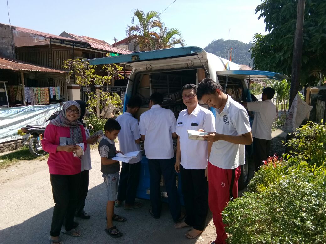 Kunjungan Mobil Perpustakaaan  Keliling Dinas Kearsipan dan Perpustakaan Prov. Sumbar ke Komunitas Literasi Bahasa Inggris