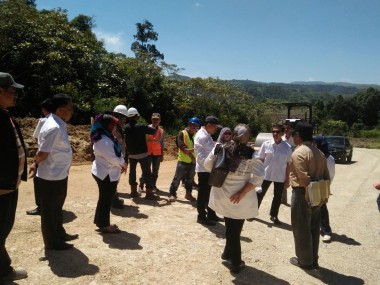 Tinjauan Lapangan oleh Kadis PU pada Paket Peningkatan Jalan Padang Aro - Lubuk Malako