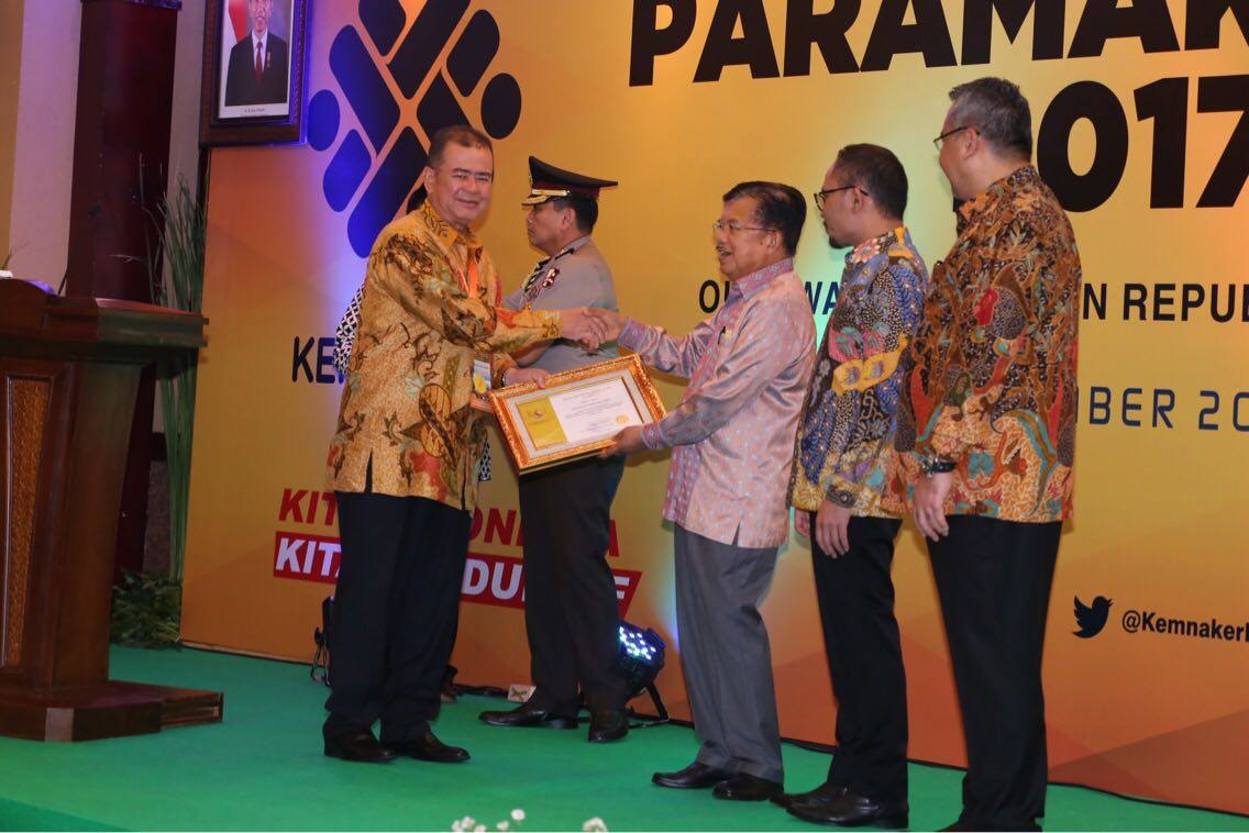 Wakil Gubernur Sumatera Barat menerima Penghargaan