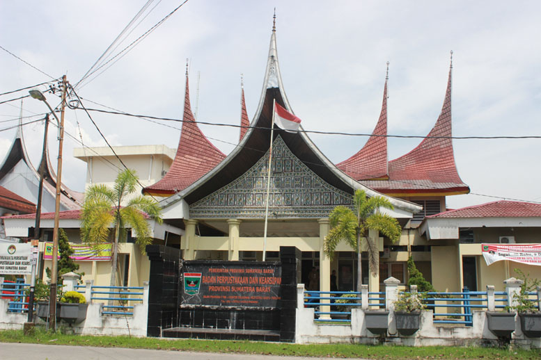 Penyerahan Hasil Pengawasan Kearsipan Eksternal (LAKE) oleh ANRI ke Lembaga Kearsipan Daerah Kabupaten/Kota se-Sumatera Barat