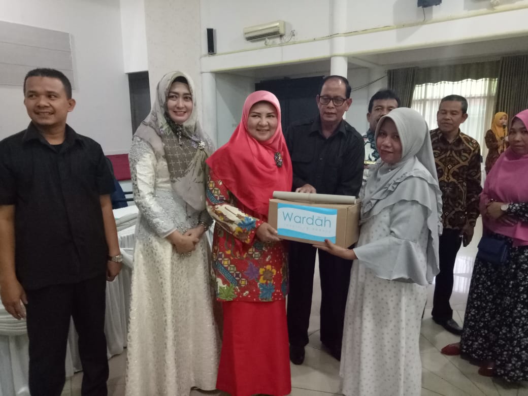 LKKS  Provinsi membagikan 100 paket sembako di Kabupaten Pasaman