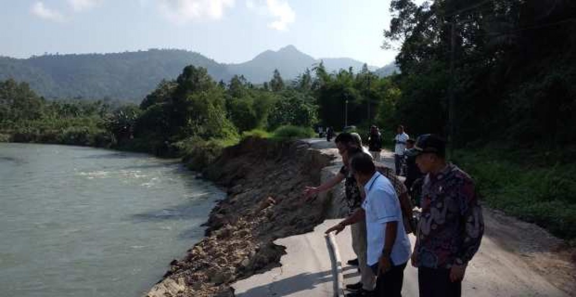 Jalan Terban Tergerus Batang Anai, Warga Sungai Buluah Timur Terancam Terisolasi