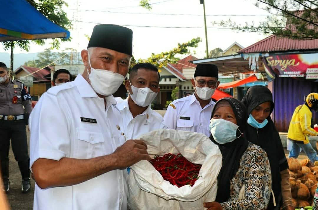 Pedagang Gembira, Buya Mahyeldi Borong Lado di Pasar Kayu Tanam