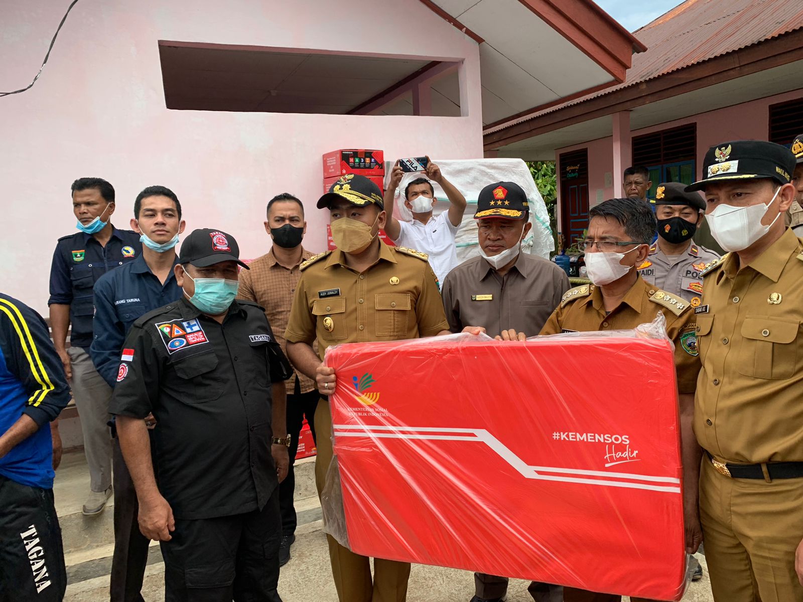 Gerak Cepat, Audy Joinaldy Serahkan Bantuan Korban Banjir Pasaman