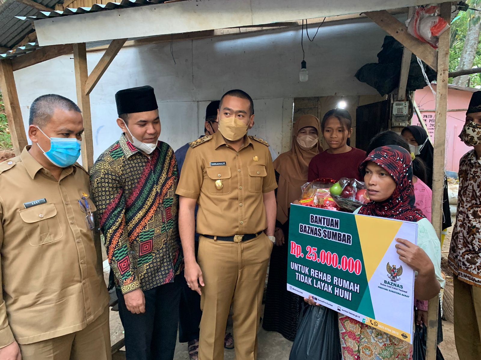 Safari Ramadan, Wakil Gubernur, Audy Joinaldy Serahkan Bantuan Bedah Rumah dan Pendidikan Bagi Warga Tak Mampu