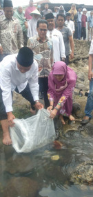 Kadis DKP Dampingi Gubernur Sumbar Restocking 15.000 Benih Ikan di Danau Singkarak