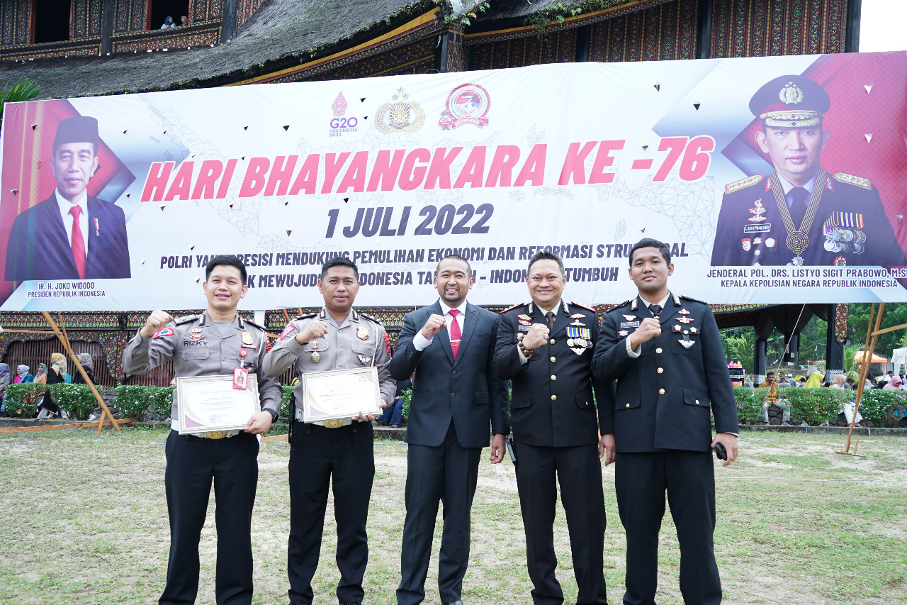 Pemberian Piagam Penghargaan Atas Keberhasilan Dalam Pencapaian Pendapatan Daerah Terbaik Ketiga Tingkat Nasional dari Gubernur Sumatera Barat (diwakili Wakil Gubernur Sumatera Barat) kepada Direktur