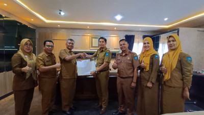 Kadis PMD Sumbar Serahkan Hadiah Pemenang Lomba Desa dan Kelurahan Berprestasi Tahun 2022