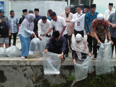 Ikankan Sungai, DKP Kembali Re-stocking 30.000 Bibit Ikan bersama Gubernur