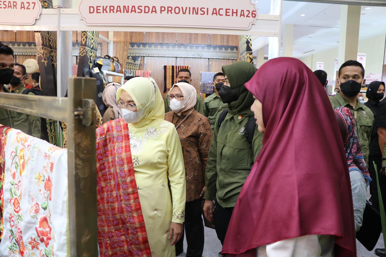 Stand Kerajinan Dekranasda Sumbar dikunjungi Wury Ma'ruf Amin