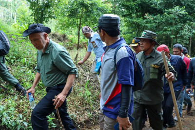Gubernur Jalan Kaki 11 Km Tembus Hutan, Tinjau Jalan Alternatif  Malalak-Maninjau