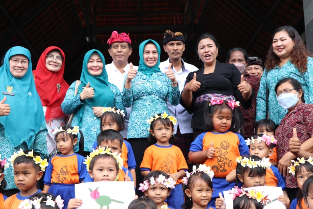 Apresiasi Kader Posyandu Sumbar Berprestasi, Kunjungi Posyandu Merak Desa Bona, Gianyar, Bali