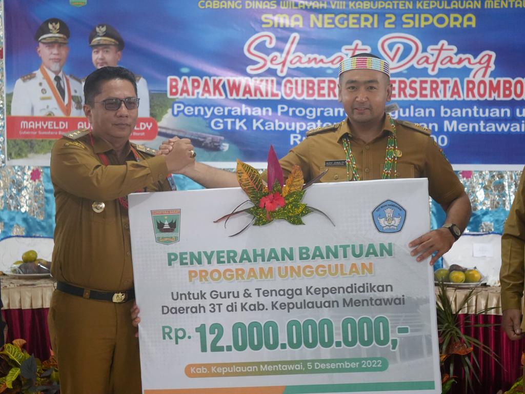 Tunggangi Jetski Sejauh 100 Mil, Audy Joinaldy Antarkan Bantuan Rp12 Miliar Bagi Guru di Daerah 3T