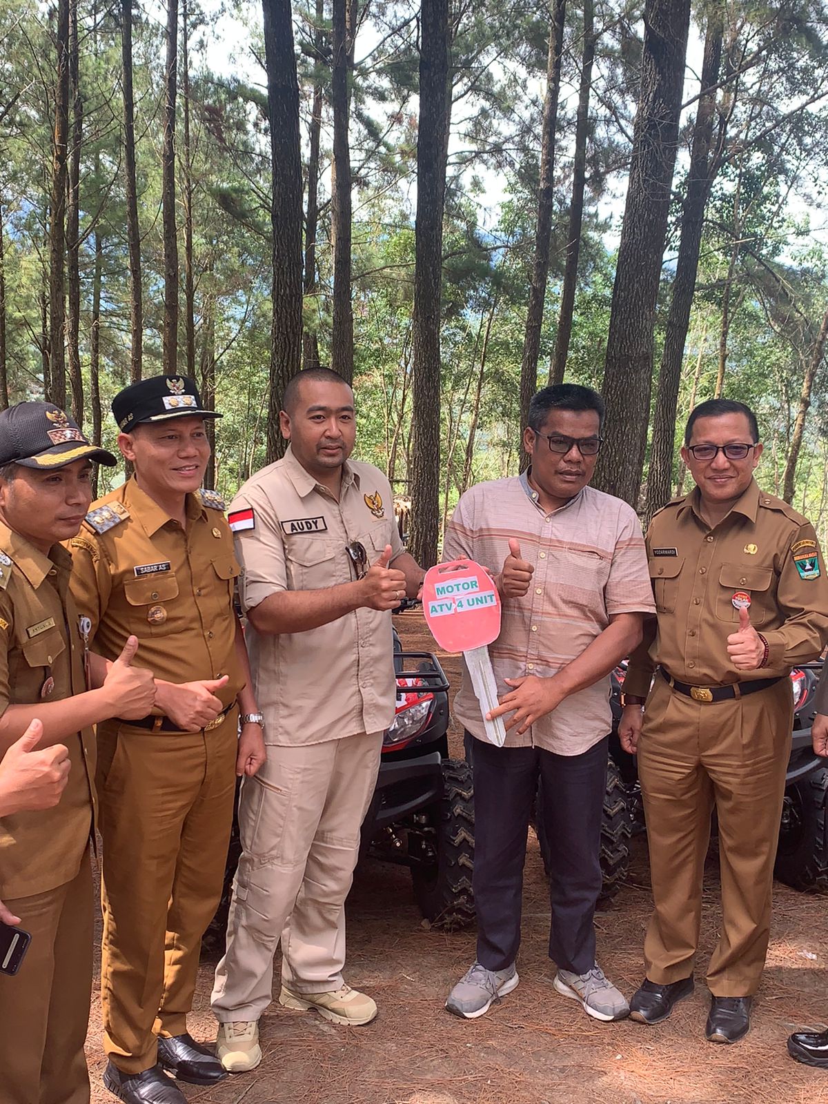 Gairahkan Destinasi Ekowisata Puncak Koto Panjang, Wagub Audy Serahkan Bantuan Sarpras