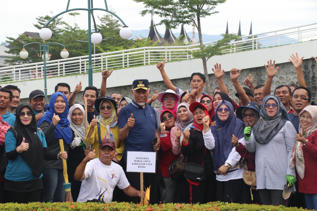 Jalan Santai dan Goro di Masjid Raya Sumbar, Buya Mahyeldi Gaungkan Semangat 'Sumatera Barat, Ayo Bersih'