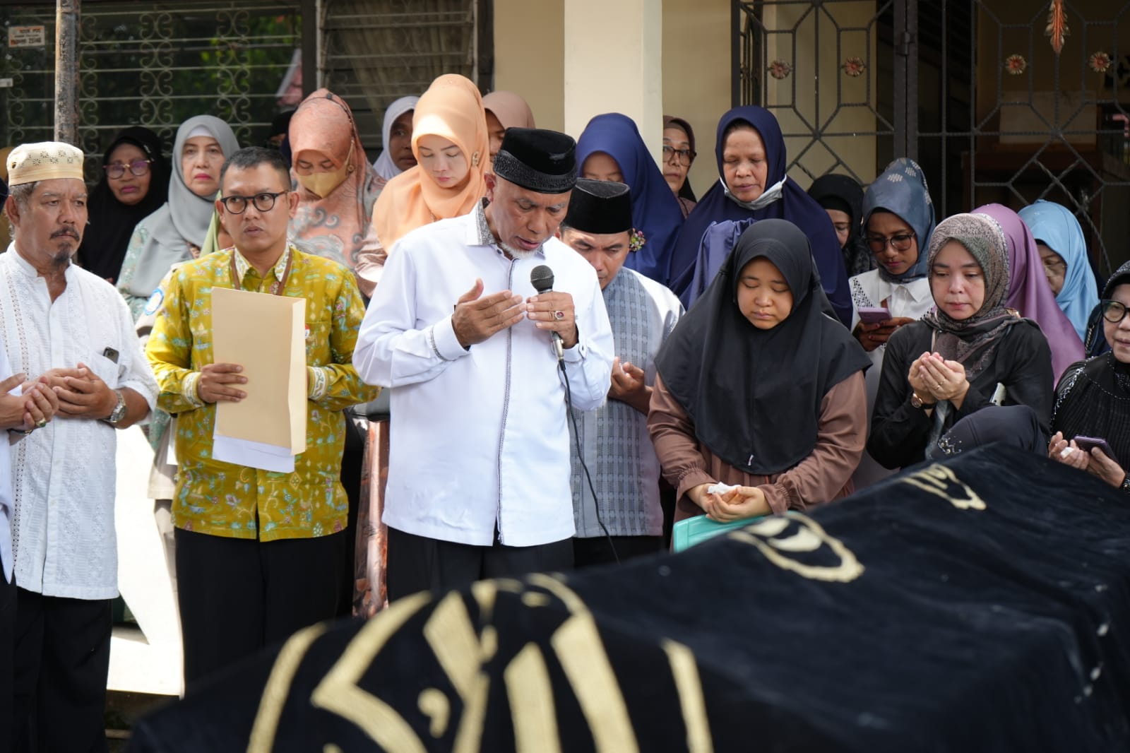 Sekretaris Pol PP Sumbar Berpulang, Gubernur Lepas Jenazah Almarhumah