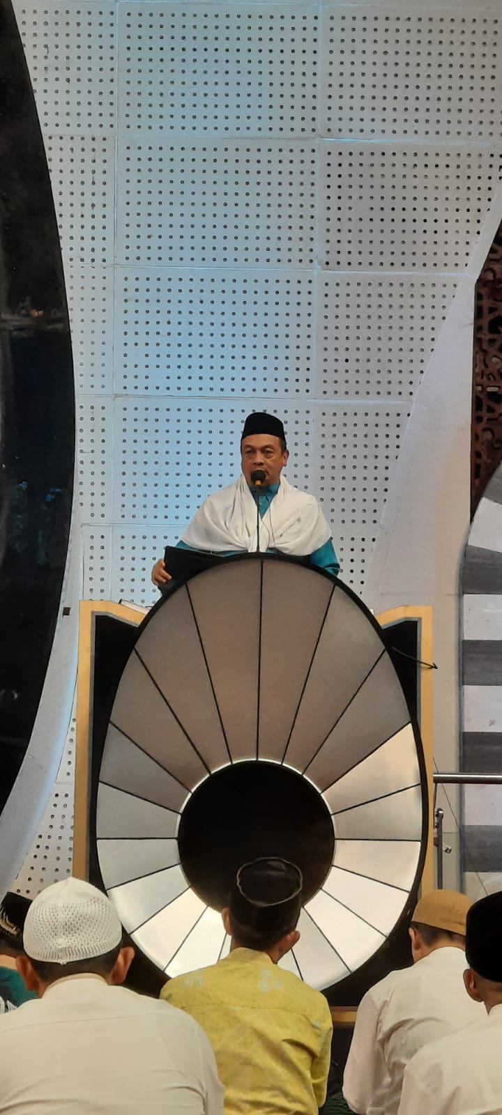 Ustad Bachtiar Nasir Tausiah Subuh di Masjid Raya Sumbar, Ajak ASN Tingkatkan Amal Ibadah di Bulan Rajab