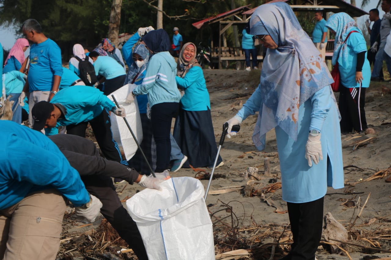 DKP Sumbar Berkolaborasi dengan DLH Prov dan DLH, Dinas Perikanan dan Pangan Kota Padang Goro di Kawasan Wisata Pasir Jambak