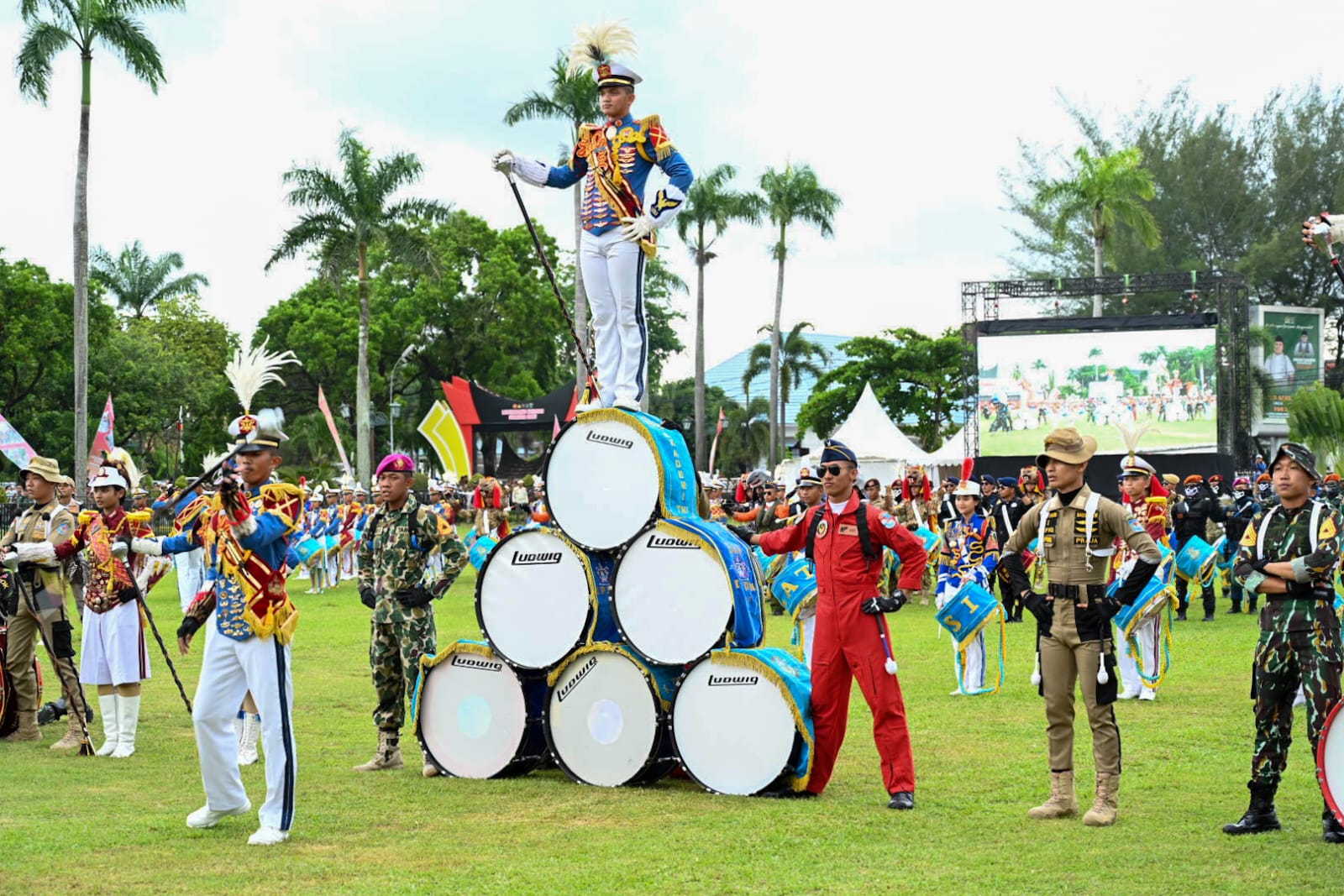 Kirab Drum Band Latsitardanus XLIII/2023 Pukau Warga Kota Padang