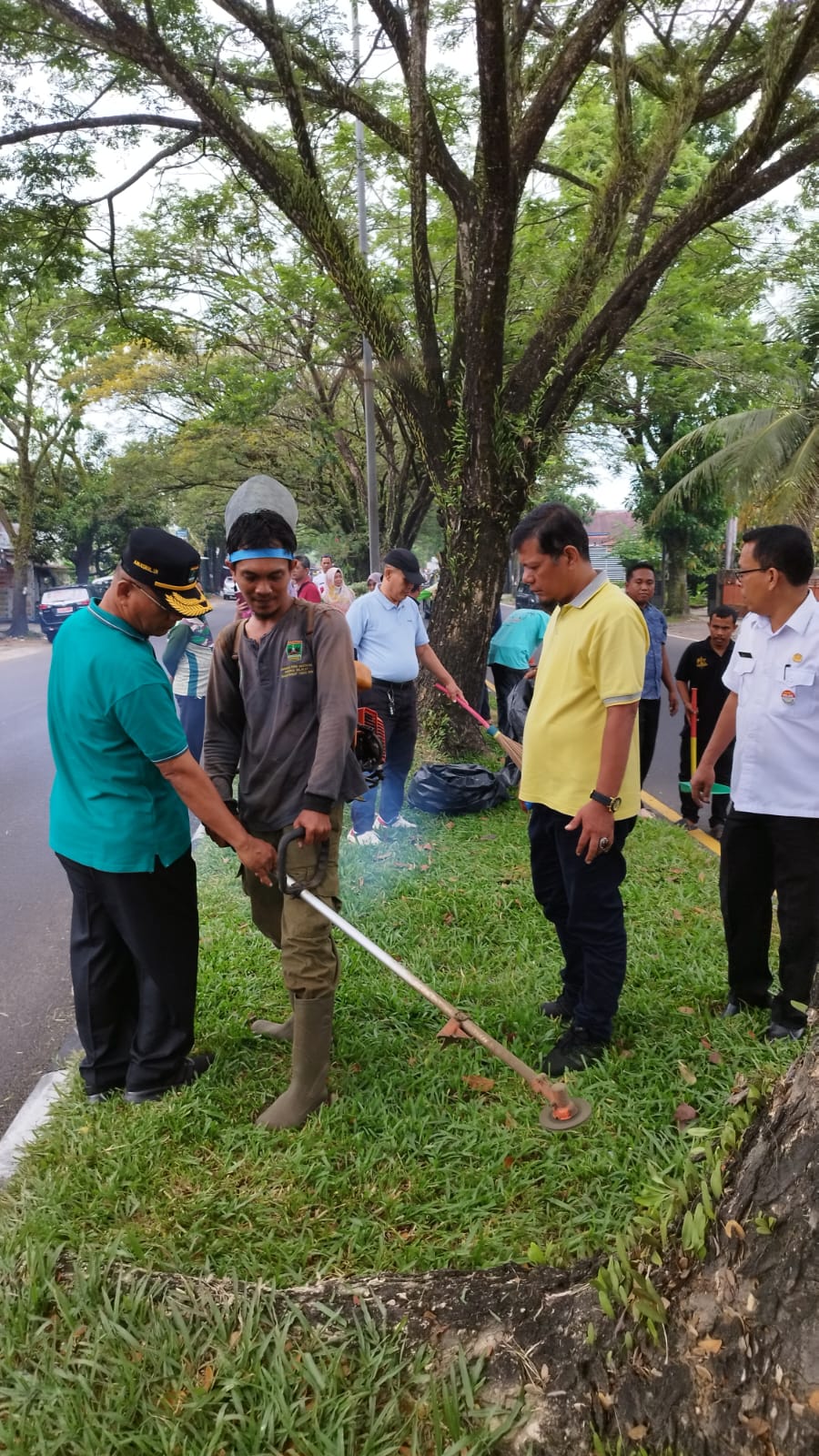 Goro Jelang Penas Tani XVI, ASN Bersihkan Kawasan Gerbang Masuk Kota Padang