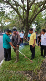 Goro Jelang Penas Tani XVI, ASN Bersihkan Kawasan Gerbang Masuk Kota Padang 