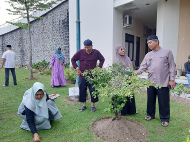 Subuh Mubarokah di Mesjid Raya, Dinas PMD Sumbar Laksanakan Gotong Royong