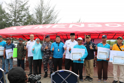 Gubernur Pimpin Aksi Bersih Pantai di Pantai Padang