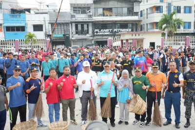 Tingkatkan Kesadaran Akan Sampah, Gubernur Bersama Masyarakat Bersih-Bersih di Pelabuhan Muaro Padang