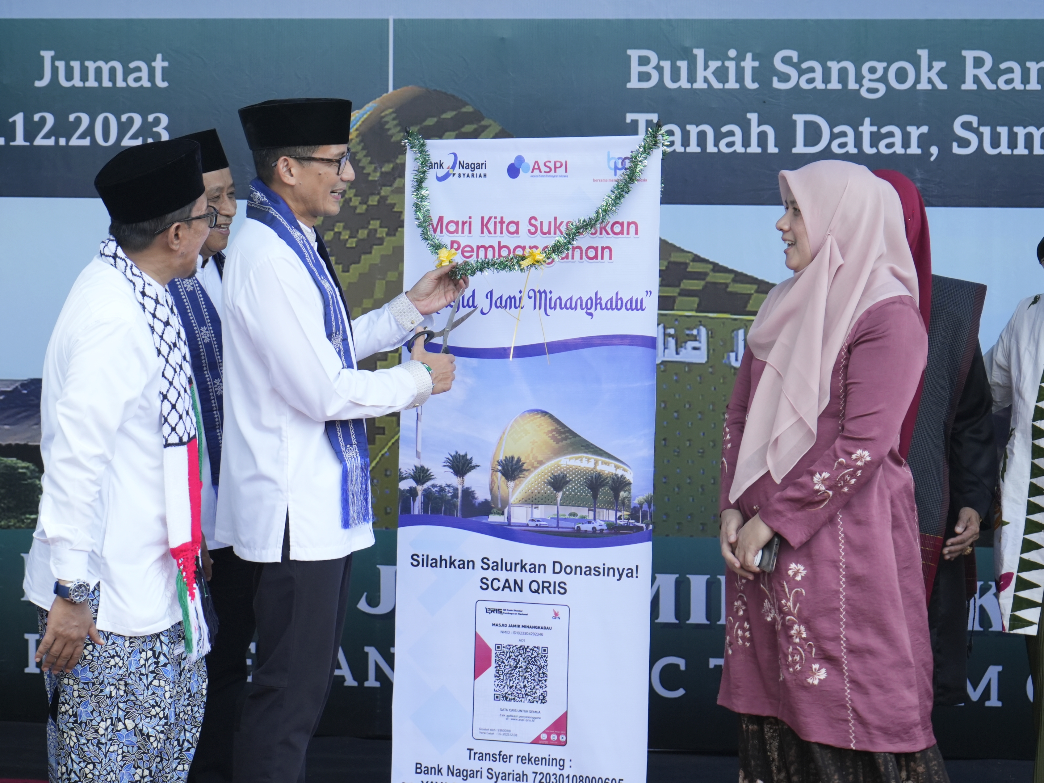 Sandiaga Uno Letakkan Batu Pertama Masjid Berkonsep Tourism Center di Tanah Datar 